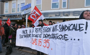 Rassemblement de soutien aux six syndicalistes d'Haguenau devant le Palais de justice. Strasbourg le 17 janvier 2017.
