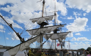 L'Hermione, sur les quais de Bordeaux dimanche 12 octobre, a encore attiré la foule