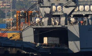 Des conteneurs transportant des armes chimiques sont chargés dans les soutes du navire militaire américain Cape Ray, le 2 juillet 2014 dans le port du Gioia Tauro, en Italie