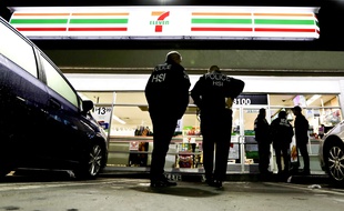 Des agents américains de l'immigration effectuent un contrôle dans une épicerie 7-Eleven de Los Angeles, le 10 janvier 2018.