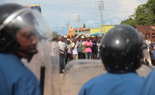 Des affrontements se sont produits entre les manifestants et la police, dimanche 26 avril 2015 à Bujumbura, au Burundi.