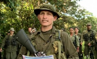 Un soldat du Front 15, des Farc, lit une déclaration, le 5 mai 2012, affirmant que le groupe détient le journaliste de France 24 Roméo Langlois.