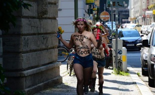 Trois fondatrices du groupe féministe Femen, connu pour des manifestations seins nus, ont annoncé samedi qu'elle avaient quitté l'Ukraine par crainte de poursuites, après la découverte d'armes dans leur bureau à Kiev par la police ukrainienne.