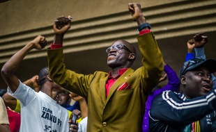 Des membres du parti de Mugabe se félicitent de la décision de Robert Mugabe de démissionner de la tête du pays dimanche 19 novembre 2017.