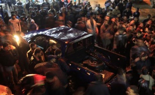 Au moins un Palestinien a été tué et une douzaine d'autres blessés, dont deux grièvement, mardi soir par des frappes aériennes israéliennes sur la bande de Gaza, selon des sources hospitalières locales.