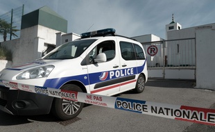 Une voiture de police devant la mosquée de Bayonne, le 28 octobre 2019.