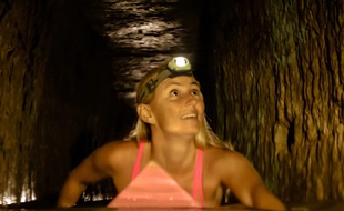 Alison Teal sur son surf dans les catacombes