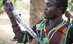 Membre d'une milice chrétienne "anti-balaka" (anti-machette) dans le quartier de Boeing à Bangui, le 24 février 2014