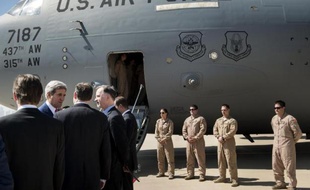 Le secrétaire d'Etat John Kerry (gauche) à son arrivée à l'aéroport d'Erbil le 24 juin 2014