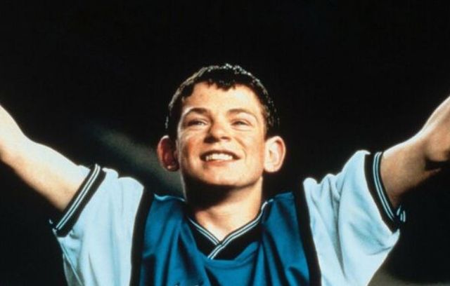 La magie du football. Jimmy Grimble est un jeune Anglais pour qui la vie n’est pas très facile. Or, un beau jour, Jimmy se voit offrir une paire de chaussures magiques qui lui permettent enfin de faire ses preuves sur le terrain.