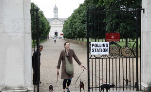 Une femme quitte un bureau de vote au Sud de Londres, le 8 juin 2017. AFP PHOTO / Odd ANDERSEN
