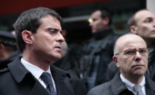 Le Premier ministre Manuel Valls et le ministre de l'Intérieur Bernard Cazeneuve le 7 janvier 2015 à la préfecture de police de Paris