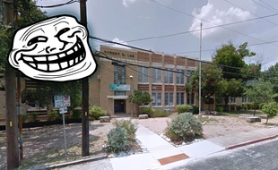 Montage 20 Minutes du troll meme et Google map de l'école Robert E. Lee à Austin, Texas.