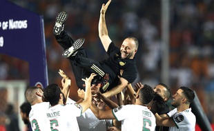 Djamel Belmadi porté en triomphe par ses joueurs après la victoire de l'Algérie à la CAN, le 19 juillet 2019.