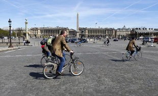 Des cyclistes sur la place de la Concorde à Paris