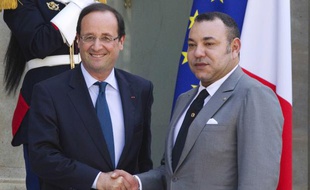 François Hollande serre la main du roi Mohamed VI, en mai 2012.