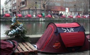 Les Enfants de Don Quichotte ont installé 200 tentes le long du canal Saint-Martin dans le Xe arrondissement de Paris depuis le 19 décembre. Ils y invitent les "biens logés" à venir passer une nuit avec les sans-abris.