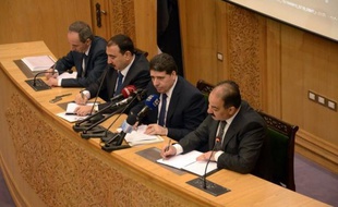 Damas a affirmé lundi accueillir favorablement "toute initiative" de sortie de crise "par le dialogue" après que l'émissaire international Lakhdar Brahimi a annoncé avoir un plan pour résoudre le conflit qui ensanglante le pays depuis plus de 21 mois.