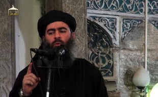 Image tirée d'une video de propagande diffusée le 5 juillet 2014 par al-Furqan Media, montrant le dirigeant du groupe Etat islamiste, Abou Bakr al-Baghdadi dans une mosquée de Mossoul, après la proclamation d'un "califat" entre la Syrie et l'Irak