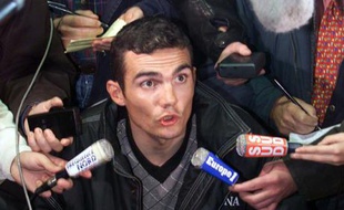 Le coureur cycliste de l'équipe Festina Richard Virenque, interrogé par les journalistes, le 15 octobre 1998 à Lille, après le scandale de dopage de l'affaire Festina.