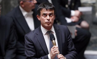 Le ministre de l'Intérieur, Manuel Valls, a annoncé mercredi devant la commission des Lois du Sénat qu'il allait revenir sur les critères de naturalisation introduits par son prédécesseur Claude Guéant.