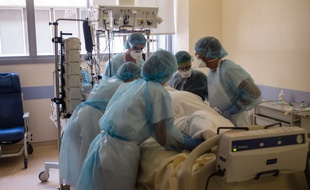 Illustration de soignants dans un service de soins intensifs.