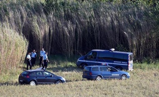 Les véhicules des gendarmes sur le site où deux enfants de 9 et 12 ans sont morts dimanche ensevelis sur les bords d'une rivière du village de Ceyras (Heyrault), le 4 mai 2014