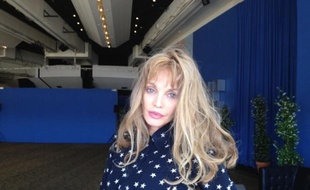 Arielle Dombasle le 24 mai à Cannes pour son film "Opium"