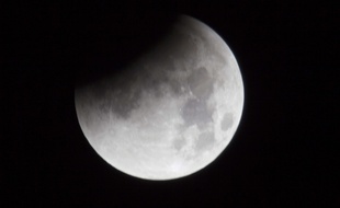 Pour la modique somme de 125 millions d'euros, les amoureux pourront bientôt s'offrir un voyage romantique de plus de 500.000 kilomètres autour de la lune