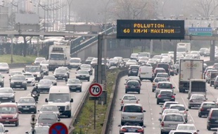 Des voitures sur le périphérique parisien le 15 mars 2014