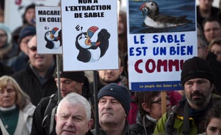 Manifestation à Lannion le 24 janvier 2015 pour pour protester contre un projet d'extraction de sable coquillier dans la baie