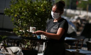 Certains secteurs d'habitude très porteurs n'ont pas commencé leur recrutement. Illustration d'une serveuse