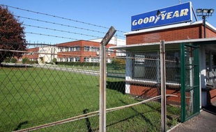 Le tribunal de grande instance de Nanterre a suspendu jusqu'à nouvel ordre le plan de restructuration de Goodyear qui prévoit de supprimer plus de 800 postes sur le site d'Amiens Nord, a-t-on appris mercredi auprès de l'avocat de la CGT du site.