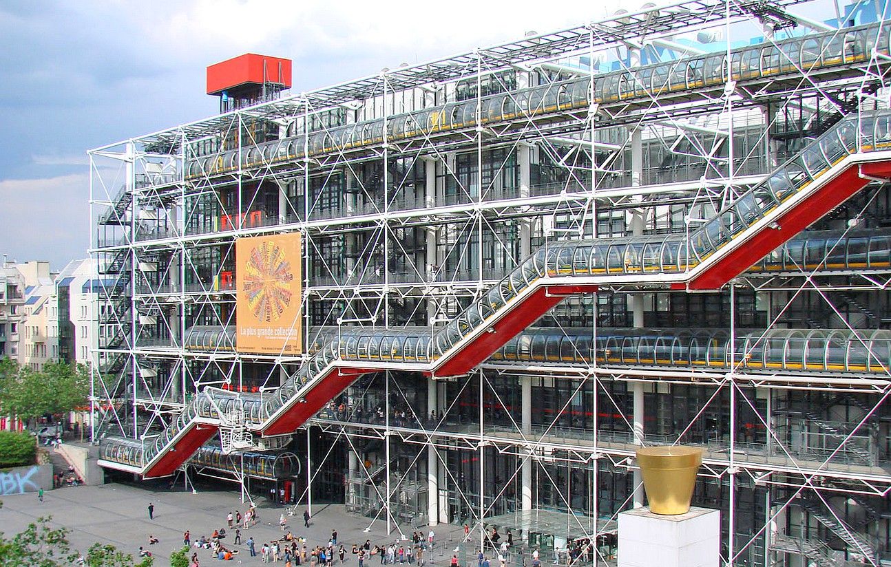 Le Centre Pompidou et sa célèbre façade.