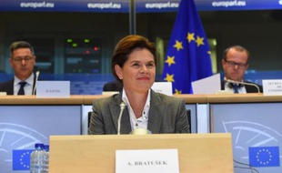 La candidate slovène Alenka Bratusek au poste de vice-présidente de la commission européenne, lors de son audition le 6 octobre 2014 devant le parlement européen