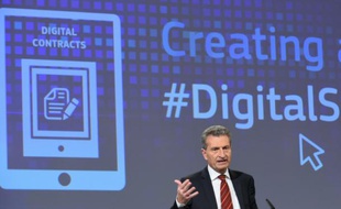 Le commissaire européen pour l'Economie numérique, Günther Oettinger lors d'une conférence de presse à Bruxelles le 9 décembre 2015