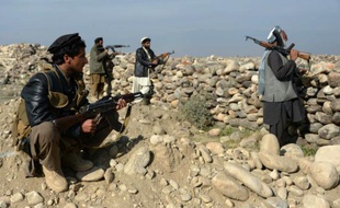 Des miliciens combattant le groupe Etat islamique (EI) font le guet à Achin dans dans la province de Nangarhar, le 27 décembre 2015