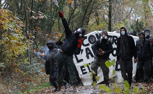 Evacuation des opposants au projet d'aéroport de Notre-Dame-des-Landes sur le site de la Châtaigneraie, le 23 novembre 2012.