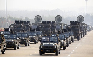Samedi avait lieu un traditionnel défilé militaire dans la capitale birmane. L'occasion d'une démonstration de force de la junte.