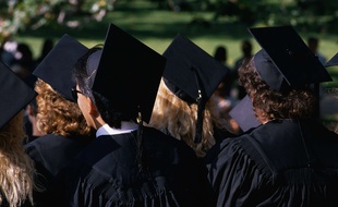 Des étudiants à la cérémonie de remise de diplôme. Illustration.