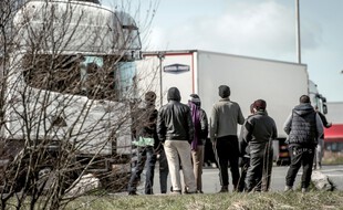 Des migrants tente d'embarquer à bord de camions près de Calais. (archives)