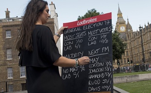 Une bookmaker lance les paris sur les élections législatives anticipées en Grande-Bretagne, près du Parlement à Londres, le 7 juin 2017.