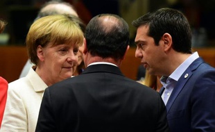 La chancelière allemande Angela Merkel, le président français Francois Hollande et le Premier ministre grec Alexis discutent le 12 juillet 2015 au sommet des chefs d'Etat et de gouvernement de la zone euro, à Bruxelles