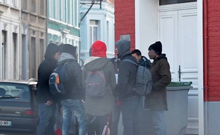 Un groupe de jeunes migrants à Calais (illustration).