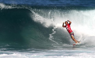 Le surfer français Jérémy Flores, vainqueur à Hawaï de la dernière manche de la Coupe du monde le 16 décembre 2010.