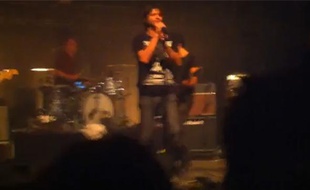 Capture d'écran d'une vidéo du retour de Bertrand Cantat sur scène, le 2 octobre 2010, à Bègles.