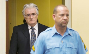 Radovan Karadzic devant le TPI le 11 juillet 2013 à La Haye