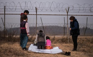 Une famille prie pour leur proches vivant en Corée du Nord près de la zone démilitarisée séparant les deux Corées à Imjingak, en Corée du Sud, le 8 février 2016