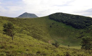 La charte du parc naturel régional des volcans d'Auvergne a été renouvelée pour 12 ans par décret, a annoncé vendredi le ministère de lÉcologie, du Développement durable et de l'Énergie, dans un communiqué.