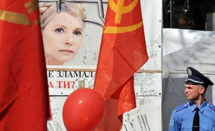 L'ex-Première ministre ukrainienne Ioulia Timochenko, transférée mercredi de sa prison à l'hopital pour être soignée de hernies discales, a cessé la grève de la faim qu'elle observait depuis le 20 avril pour protester contre des mauvais traitements dont elle se dit victime